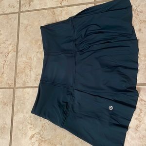 Lululemon pace pleated skirt in rare emerald green!